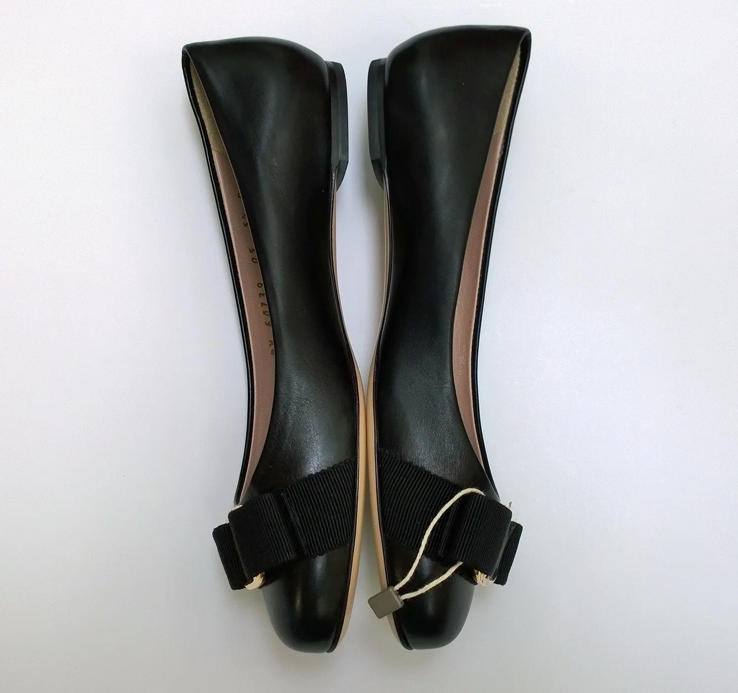 Ferragamo Varina in Black Leather 5.5 B Bow Shoes Flats