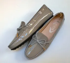 Tod's Loafers in Warm Gray Patent Leather Glasse Flat Shoes Gommino